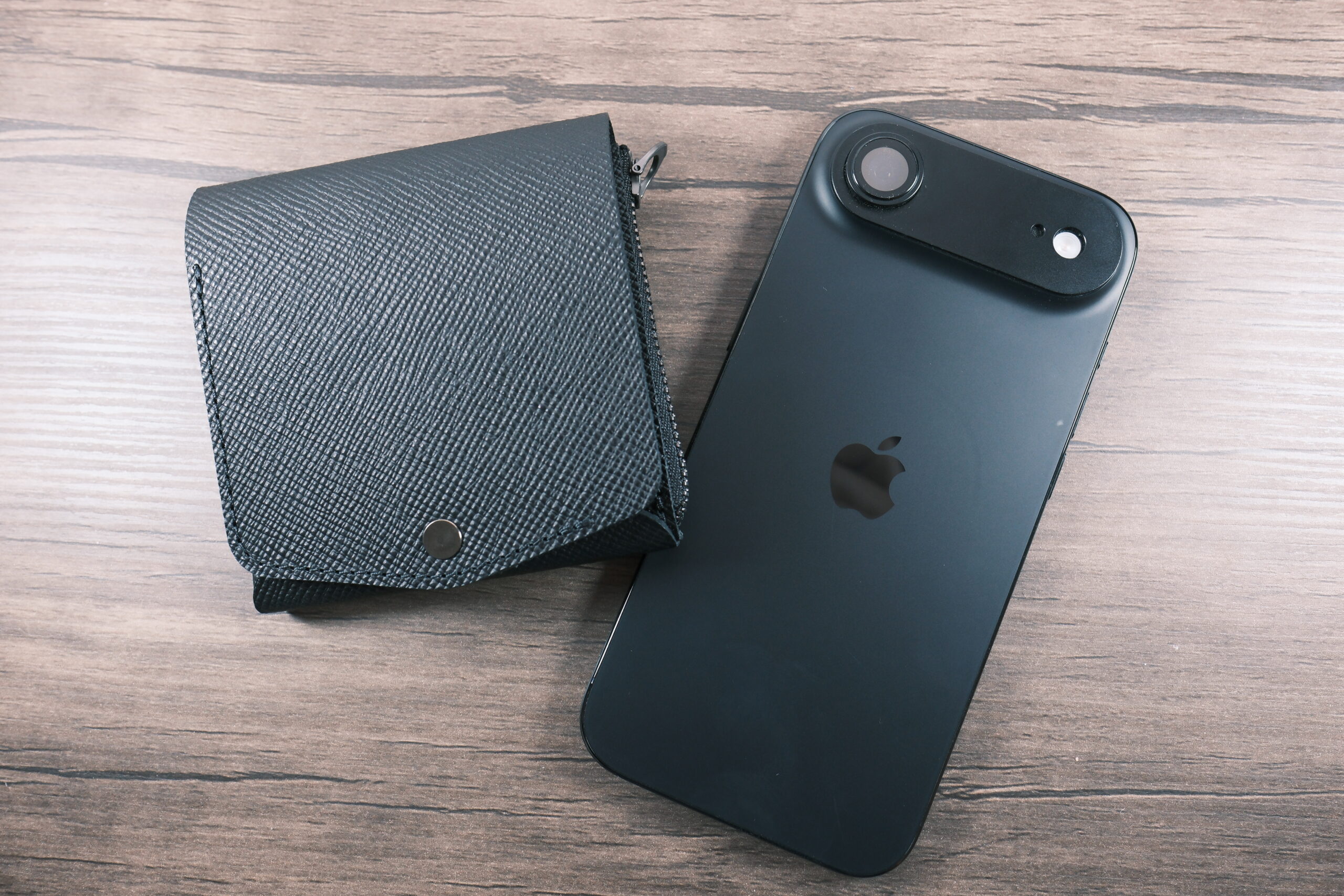 薄さと機能性が魅力の二つ折り財布】SHIPS別注 MOKU: mini WALLET SAKU